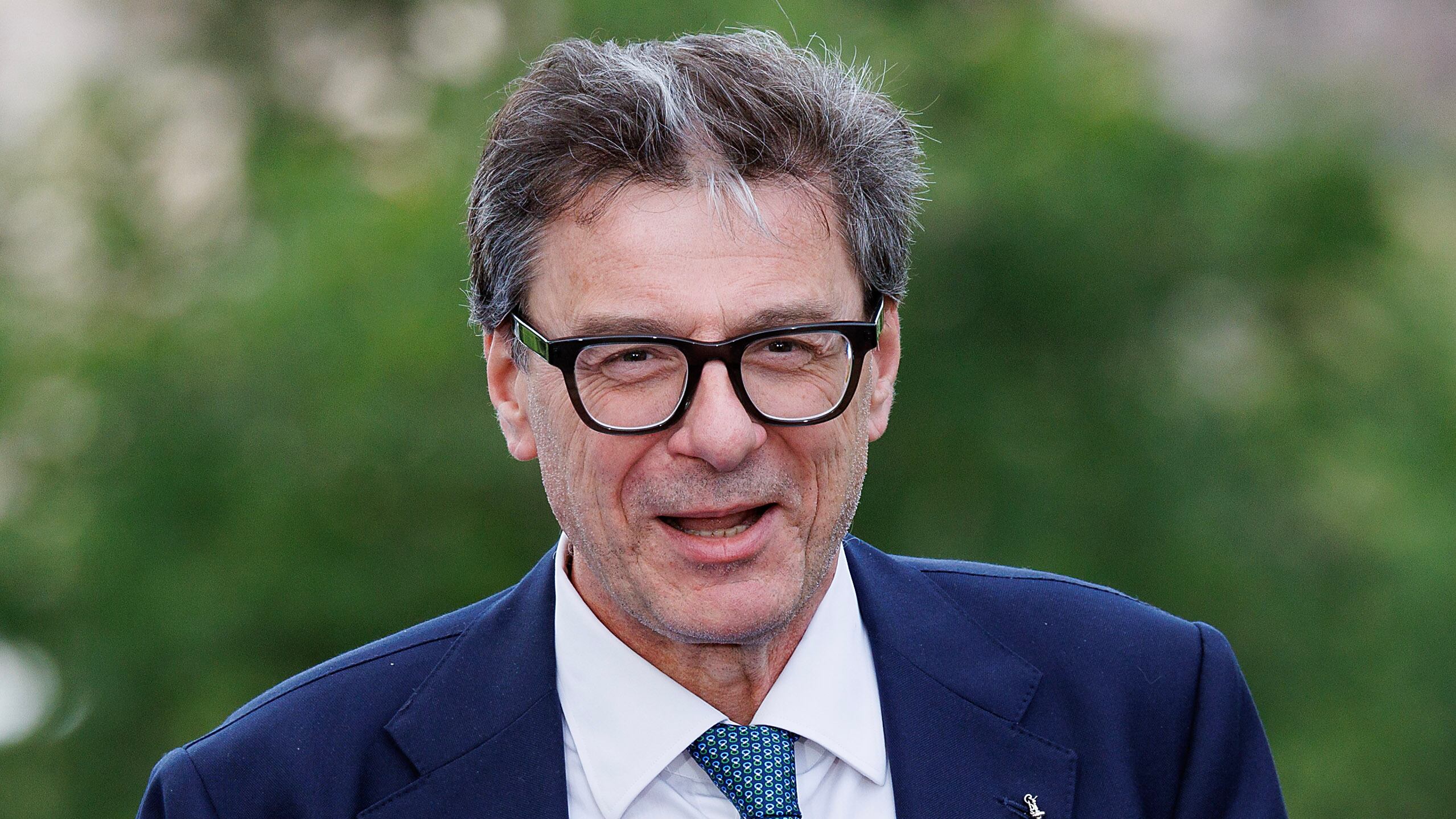 Giorgetti: "Il Mef ha agito correttamente". E Tajani: "Importante rispettare le regole"
