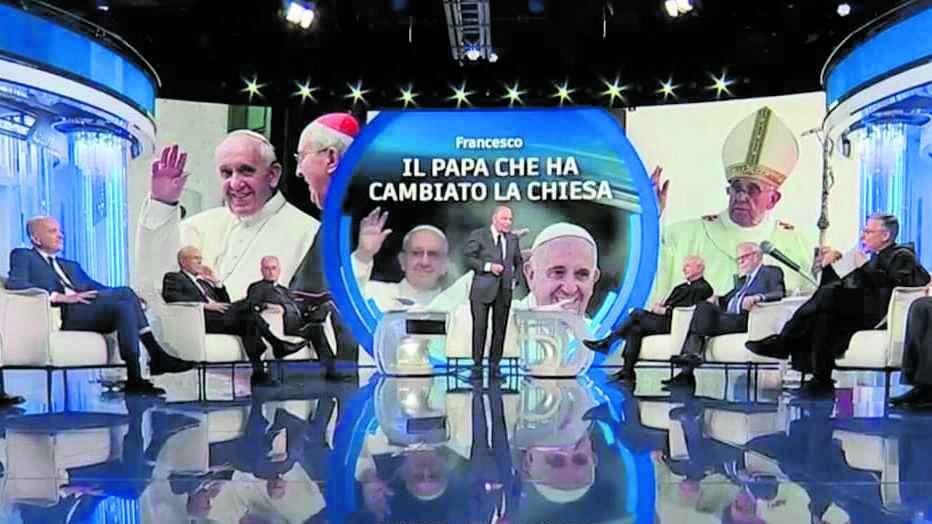 "Otto uomini in studio, le suore tra il pubblico". L'assurda polemica contro Vespa "maschilista"