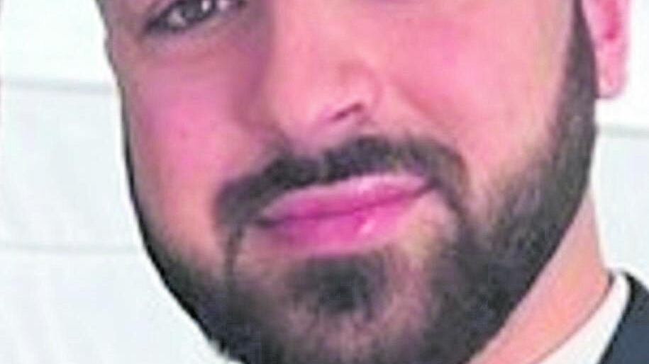 Uccide con la balestra moglie e figlie di un commentatore Bbc