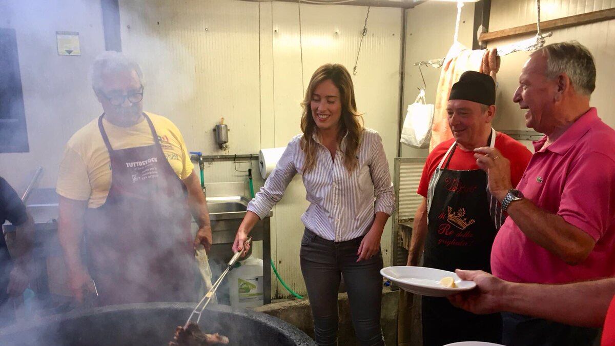Ora Boschi griglia carne per la "Festa de l'Unità"