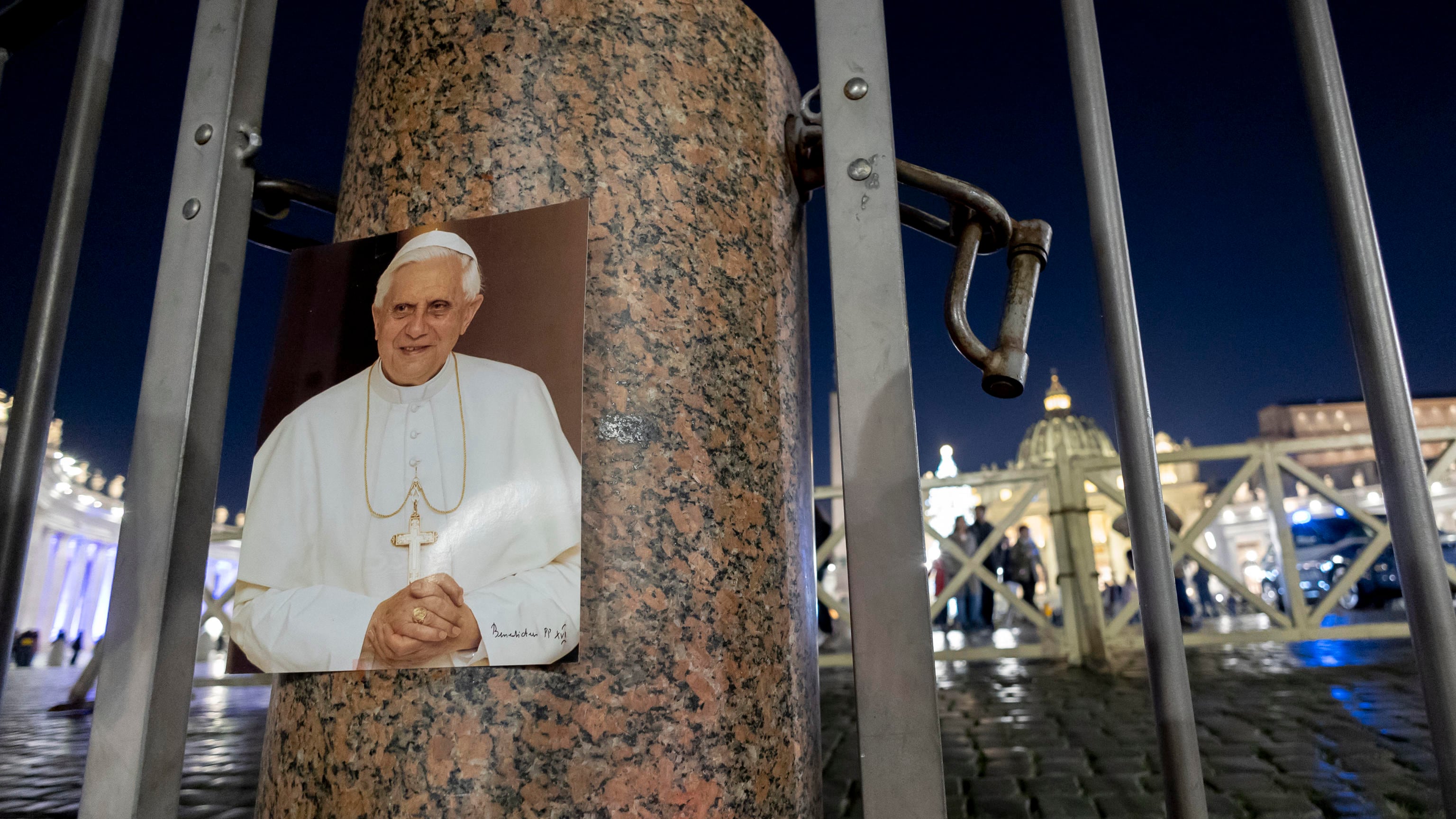 La morte di Ratzinger, la lettera, le dimissioni: cosa farà Bergoglio?