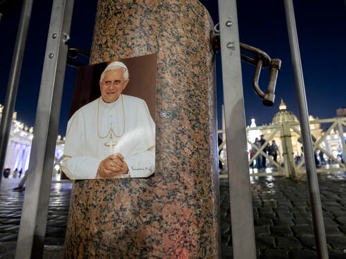 La morte di Ratzinger, la lettera, le dimissioni: cosa farà Bergoglio?