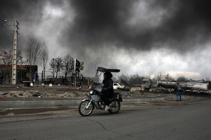 Cielo nero su Teheran dopo l'attacco alle strutture petrolifere  6