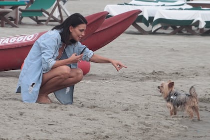 Claudia Galanti, bikini hot in spiaggia 4