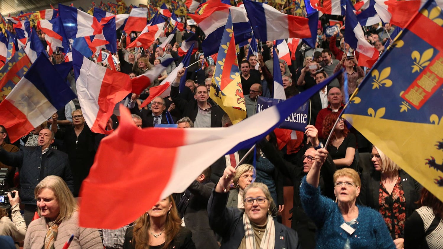 Vietato l'ingresso a una decina di testate. Proteste contro Front National