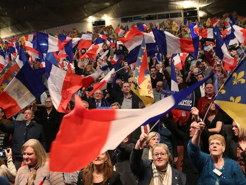 Vietato l'ingresso a una decina di testate. Proteste contro Front National