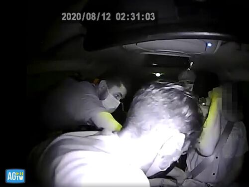 "Non ti muovere, ti ammazzo". Rapina choc sul taxi a Milano
