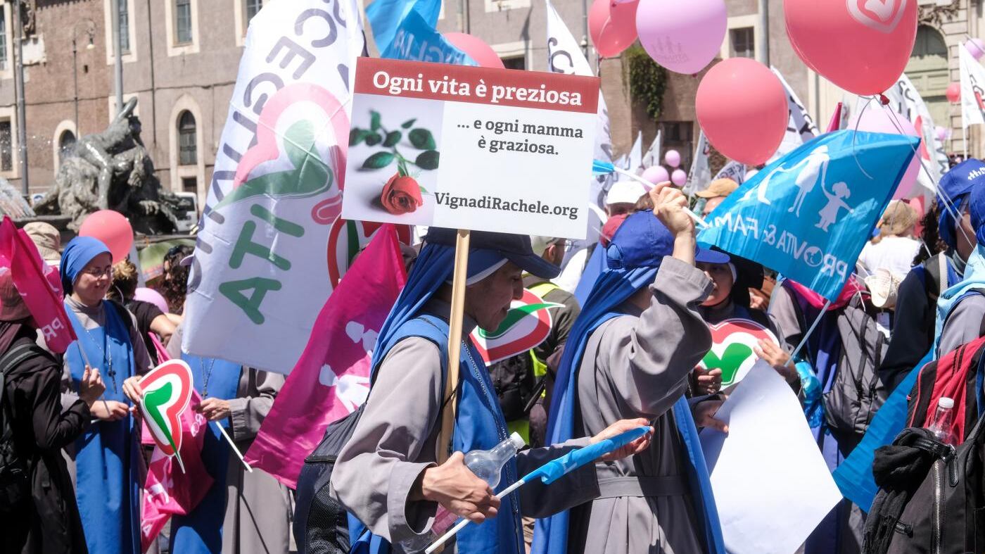 La marcia per la Vita, in trentamila a Roma. "Più aiuti alle famiglie"
