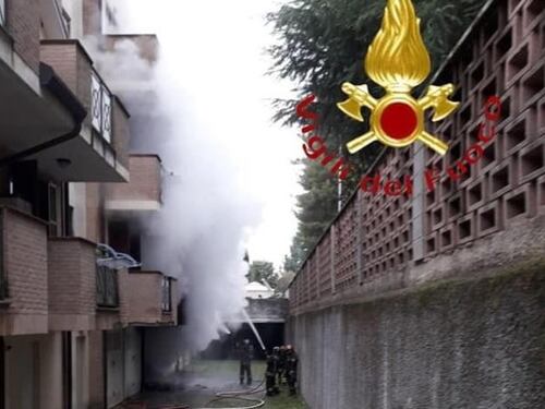 Scopre che l'ex moglie non ha relazioni: dà fuoco a casa e tenta il suicidio