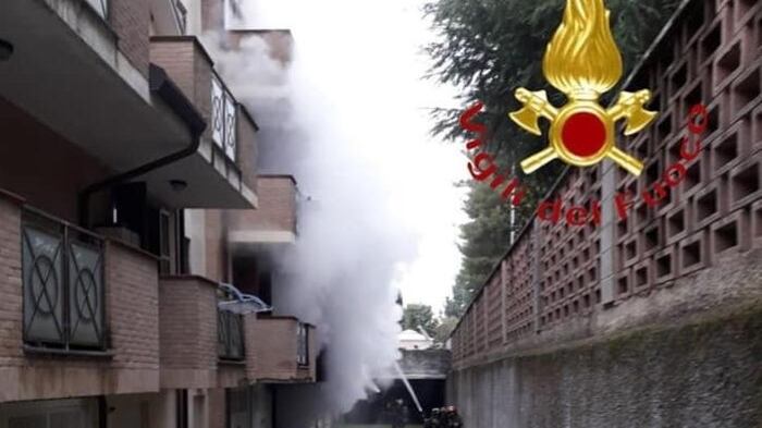 Scopre che l'ex moglie non ha relazioni: dà fuoco a casa e tenta il suicidio