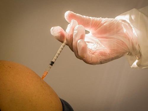 Melanoma, la svolta: il primo vaccino “personalizzato” abbatte del 42% il rischio recidiva