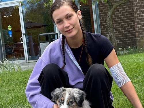 "Dopo anni di cure sono guarita". Bella Hadid esce dall'incubo