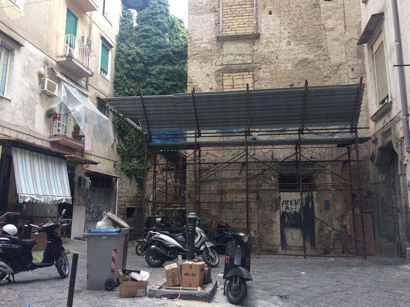 "Noi, ostaggio di degrado e topi nel centro antico di Napoli" 1