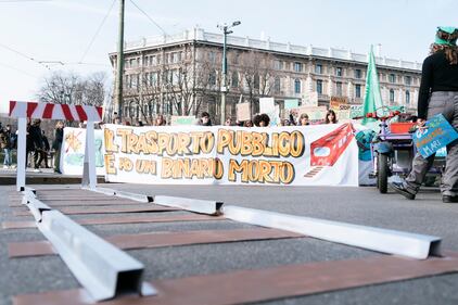 Ambientalisti di Fridays for Future attraversano Milano in corteo 3