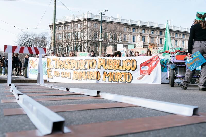 Ambientalisti di Fridays for Future attraversano Milano in corteo 3