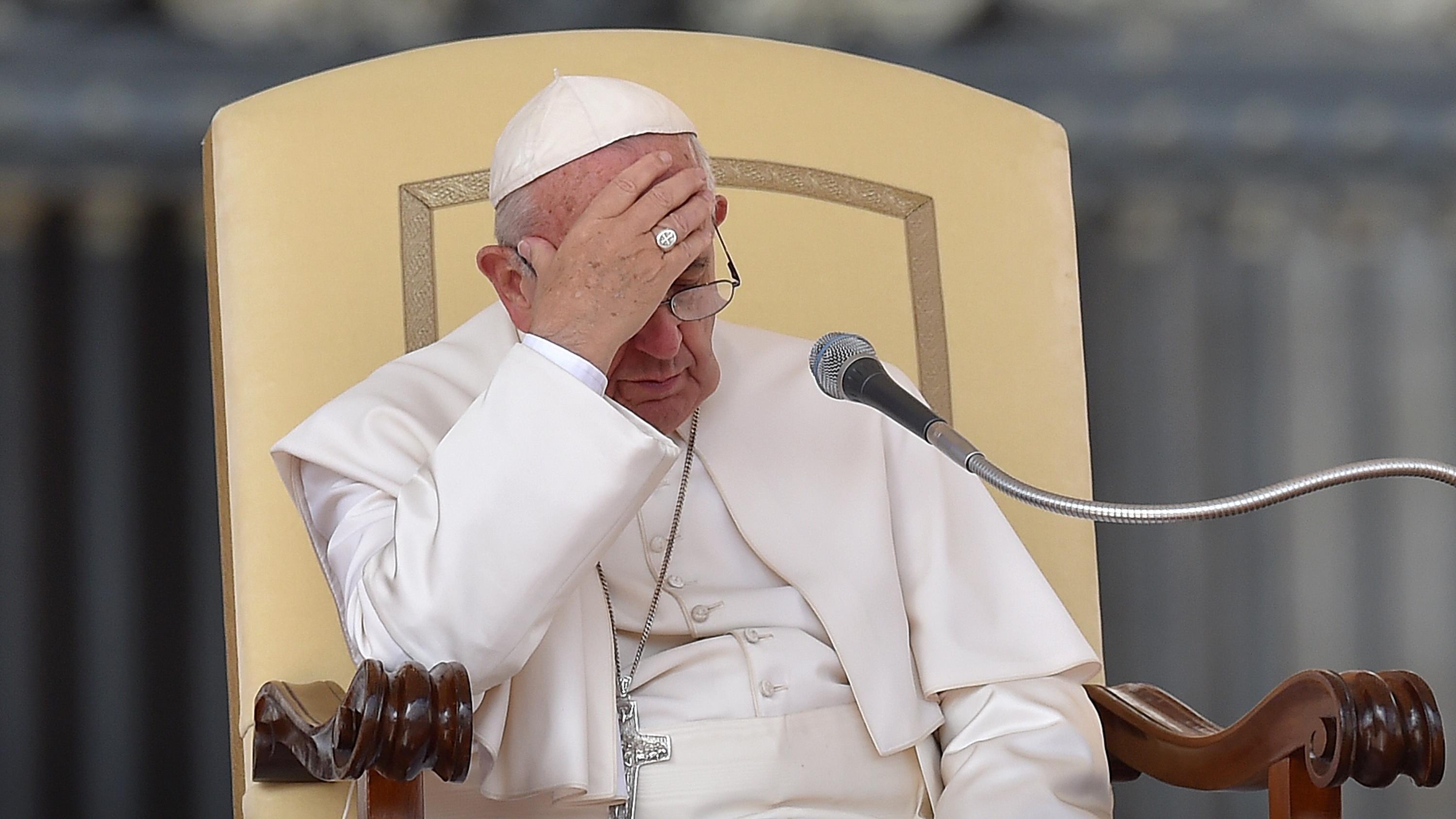 Allarme a Roma, Kalashnikov (finti) in auto: il Papa deve cambiare strada