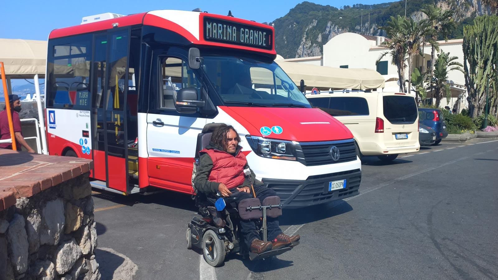 L'odissea del disabile: "La carrozzina elettrica? Viaggi in strada, non in bus"