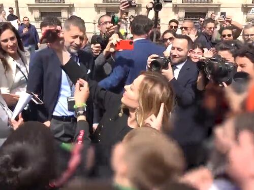 "Niente cellulare? Bene". Meloni e la scolaresca: la battuta, poi i selfie