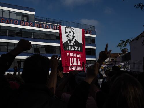 Lula, il giorno più lungo: tra i suoi metalmeccanici per sfuggire all'arresto