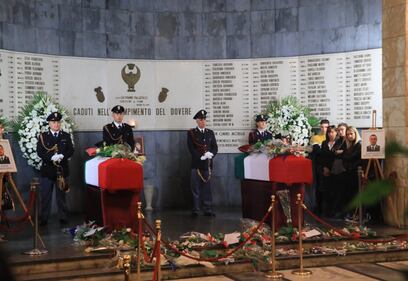 Sparatoria Trieste, in migliaia salutano gli agenti uccisi 2