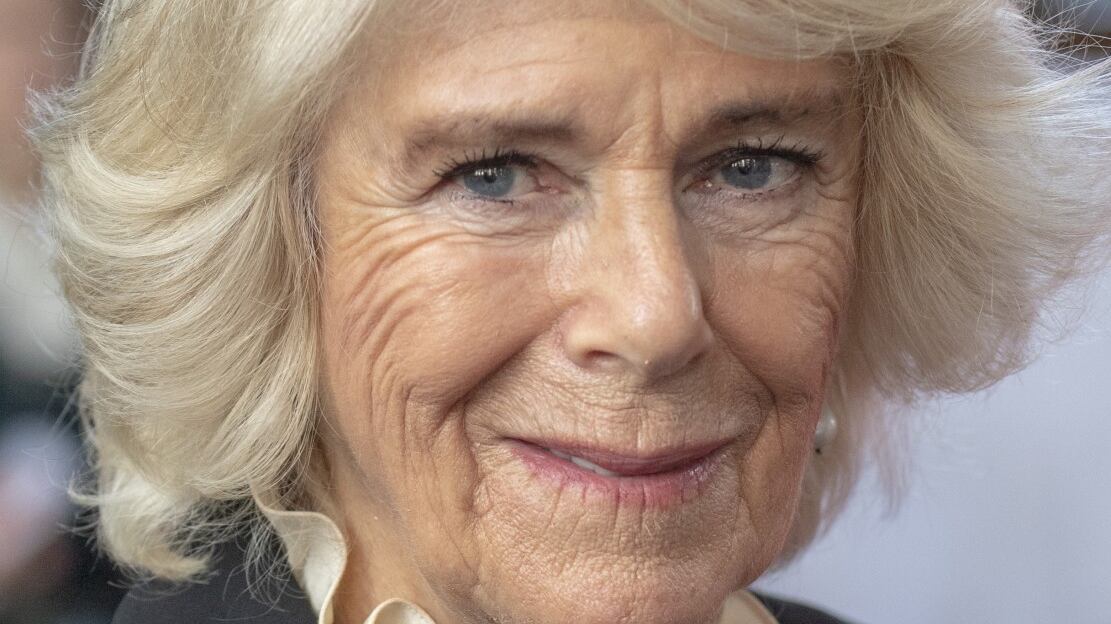 Paura per Camilla Parker Bowles: "Infezione respiratoria in peggioramento"