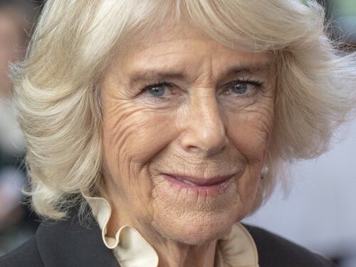 Paura per Camilla Parker Bowles: "Infezione respiratoria in peggioramento"