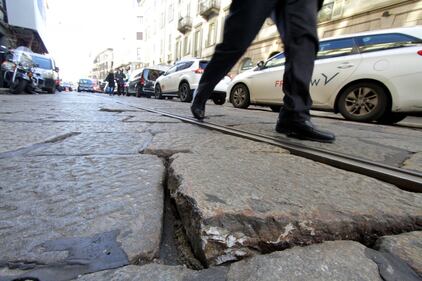 Buche pericolose sulle strade di Milano dopo le violente piogge degli ultimi giorni 2