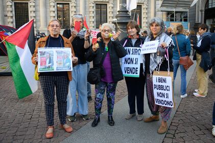 San Siro: fuori Palazzo Marino la protesta contro la vendita 5