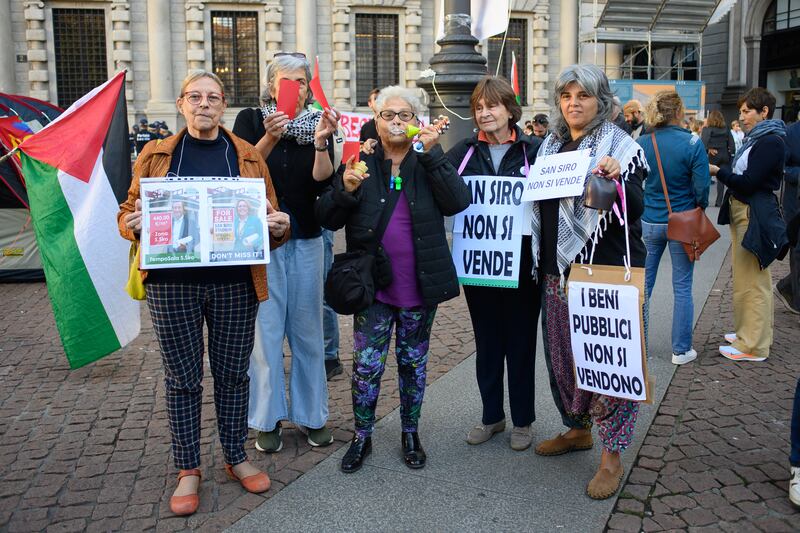San Siro: fuori Palazzo Marino la protesta contro la vendita 5