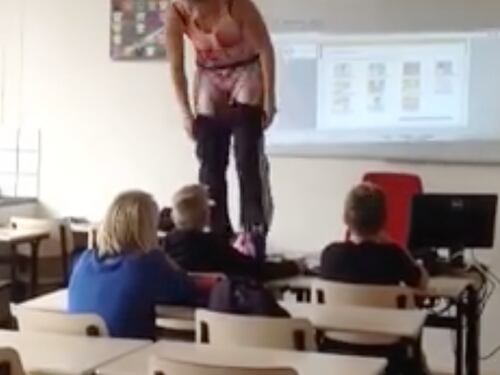 Lezione di anatomia: la prof sale in cattedra e si spoglia