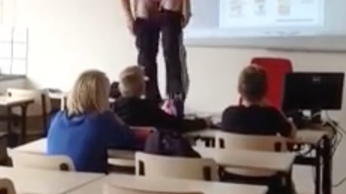 Lezione di anatomia: la prof sale in cattedra e si spoglia
