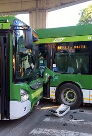 Milano, incidente tra bus Atm 6