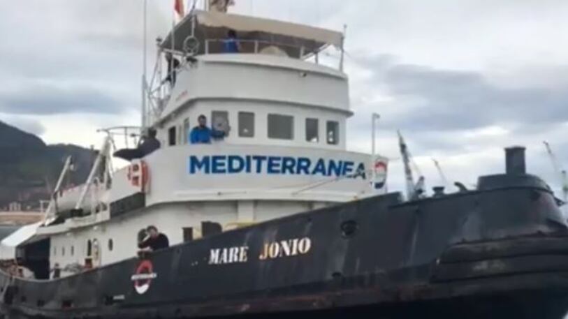L'ong non rispetta gli ordini e 'sottrae' i migranti alla Libia