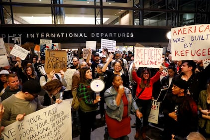 Proteste negli aeroporti contro Trump: "No al bando dei musulmani" 13
