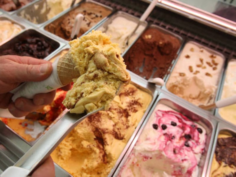 Gelatai italiani accusati in Germania di sfruttare i lavoratori: la rivolta dei bellunesi e la difesa di Zaia