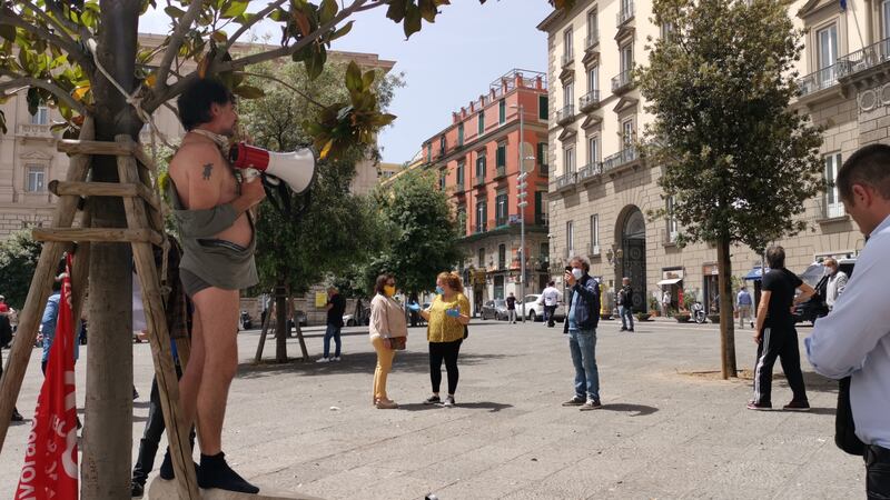 Operaio con il cappio al collo davanti al Comune di Napoli 3