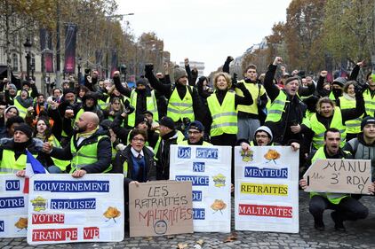 La protesta dei gilet gialli a Parigi: guerriglia sugli Champs-Élysées 2