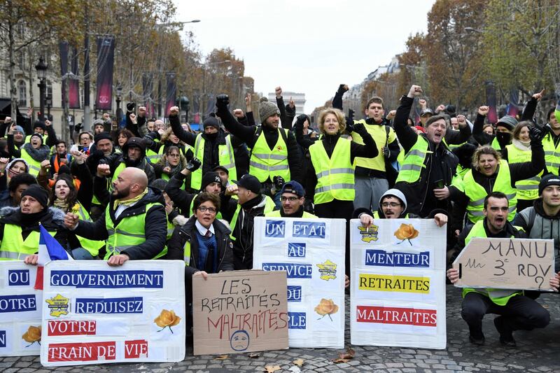 La protesta dei gilet gialli a Parigi: guerriglia sugli Champs-Élysées 2