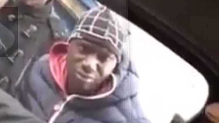La denuncia del migrante: "Mi hanno rubato il pisello"
