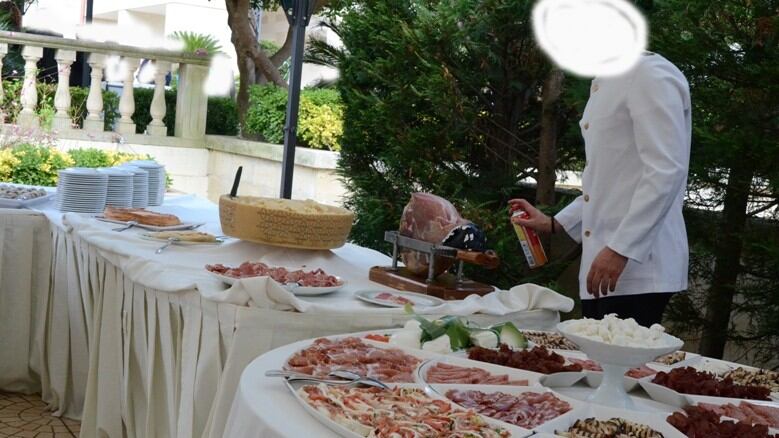 Spacca il piatto sulla testa del cameriere: "Mi ha tolto il cibo"