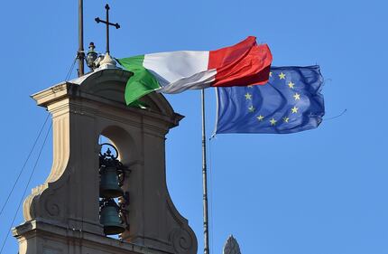 Si strappa il tricolore sul Quirinale 5