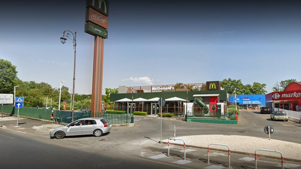 "Non potete usare il bagno", e il branco pesta la guardia giurata del McDonald's
