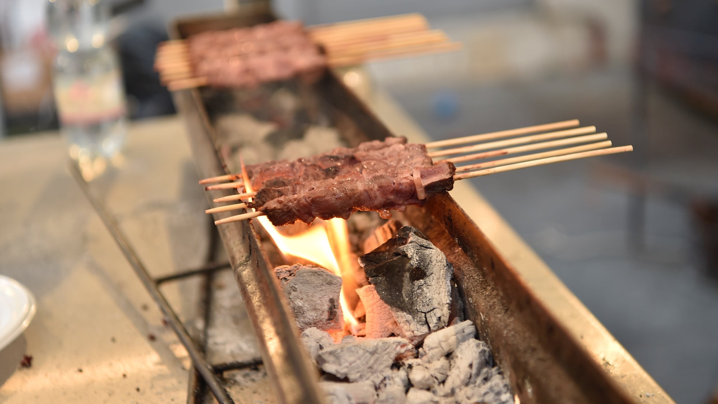 Ordina 72mila arrosticini in Abruzzo per promuoverli e non li paga, influencer denunciato per truffa