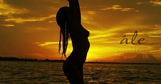 Alessandra Ambrosio completamente nuda in spiaggia 3