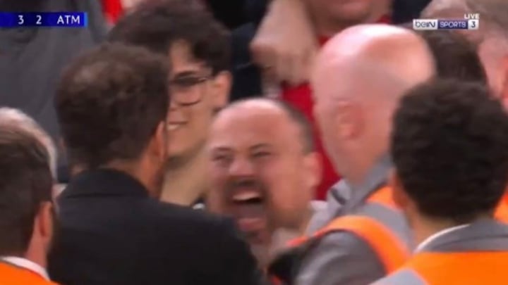 Insulti, rissa ed espulsione: notte infuocata per Simeone a Liverpool