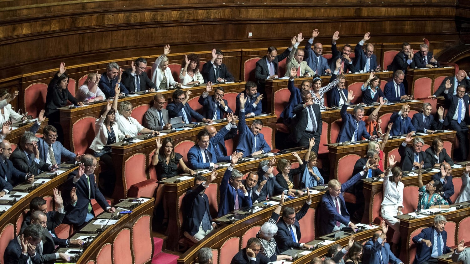 Conte bis, oggi vota il Senato. Ma la fiducia è appesa a un filo