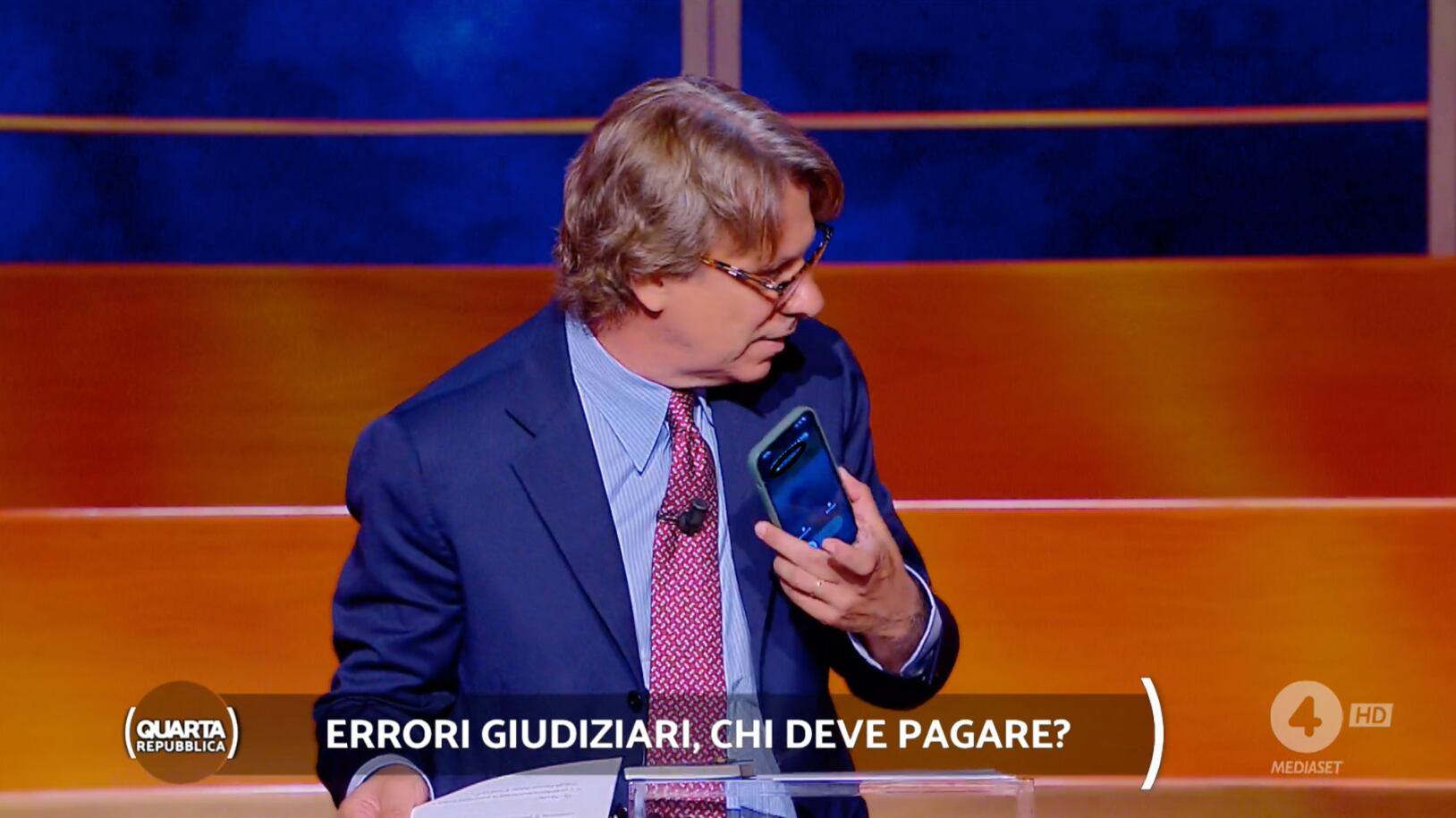 "Ma chi è che mi chiama, è pazzo?". Imprevisto in diretta per Porro
