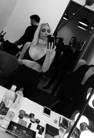 Kim Kardashian hot: bionda e scollata su Twitter 2
