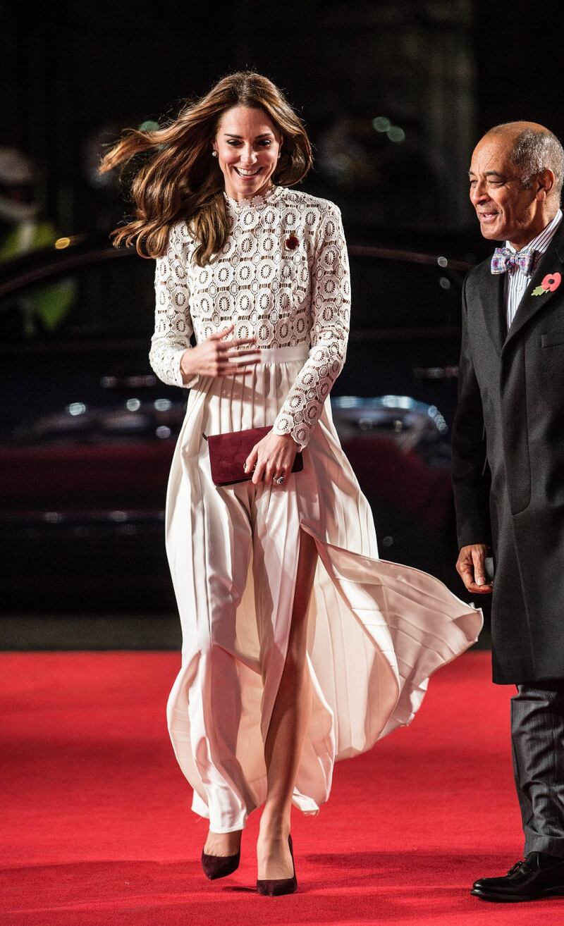 Kate Middleton sfoggia uno spacco molto generoso 1