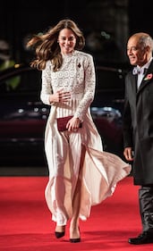 Kate Middleton sfoggia uno spacco molto generoso 1